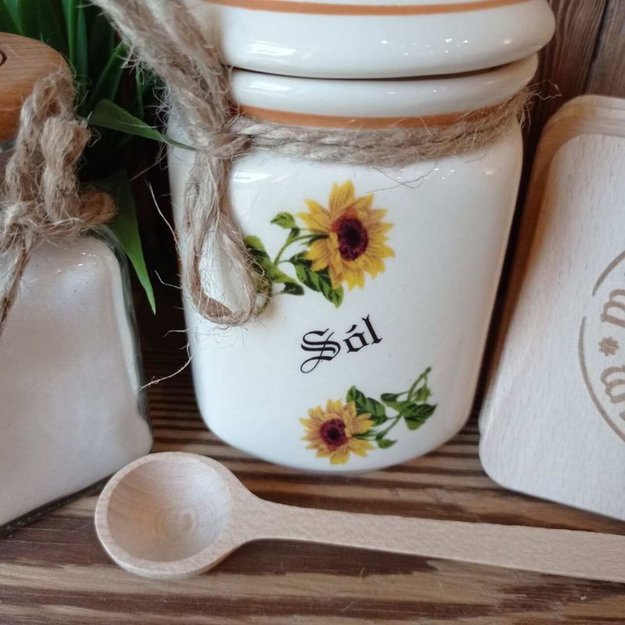 Zestaw kuchenny Słoneczniki – ceramiczny kubek, pojemnik na sól, sól w słoiczku, podstawki drewniane Wieliczka - obrazek 2