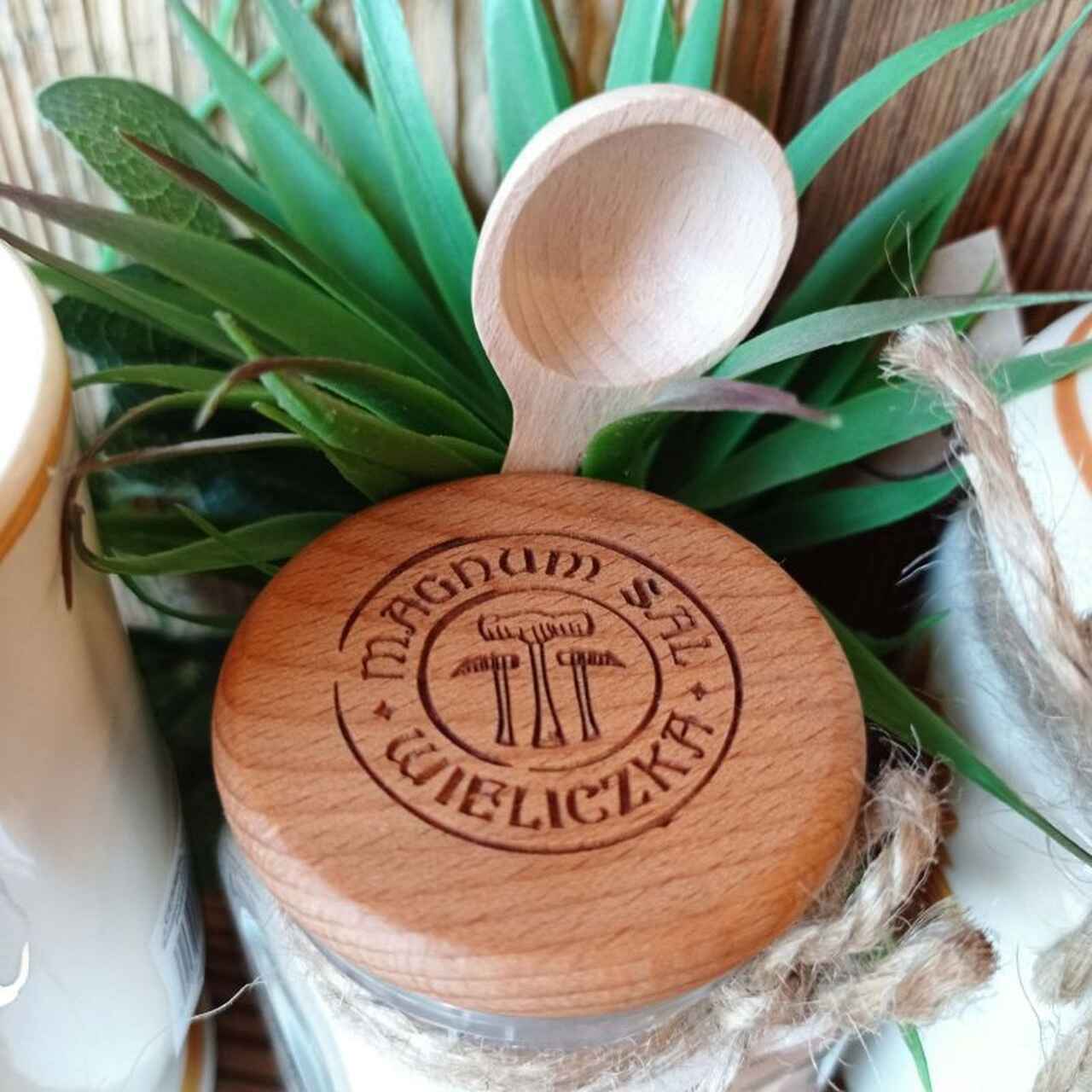 Zestaw kuchenny Słoneczniki – ceramiczny kubek, pojemnik na sól, sól w słoiczku, podstawki drewniane Wieliczka - obrazek 4
