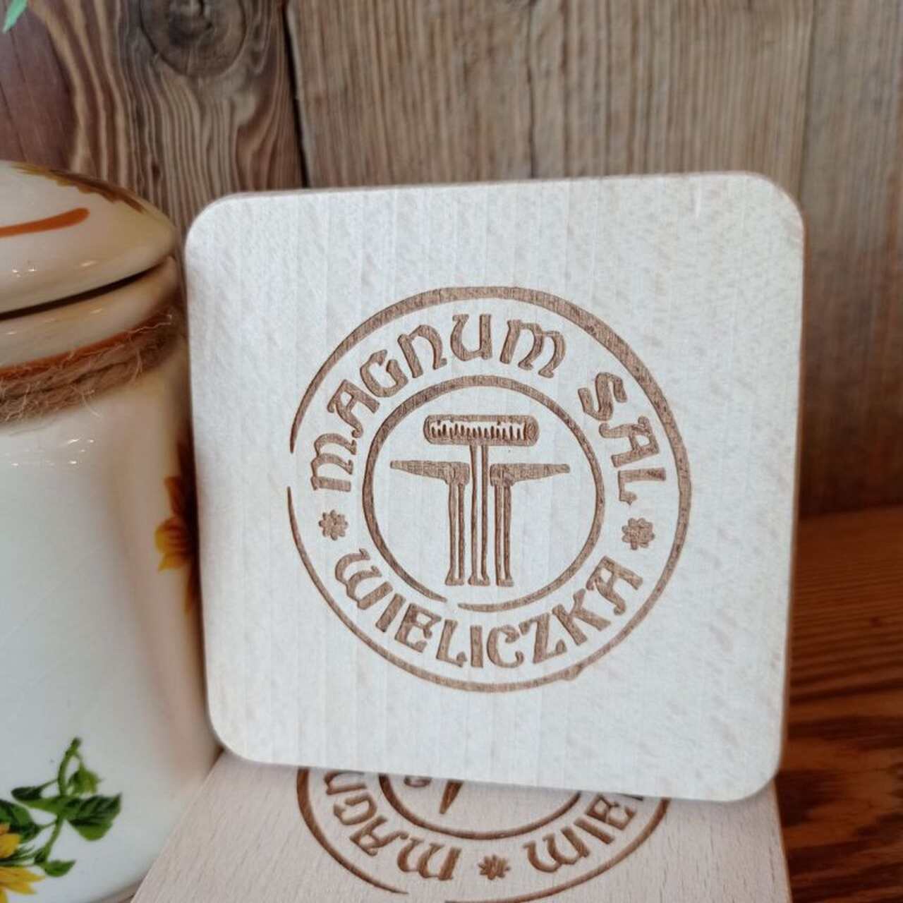 Zestaw kuchenny Słoneczniki – ceramiczny kubek, pojemnik na sól, sól w słoiczku, podstawki drewniane Wieliczka - obrazek 5