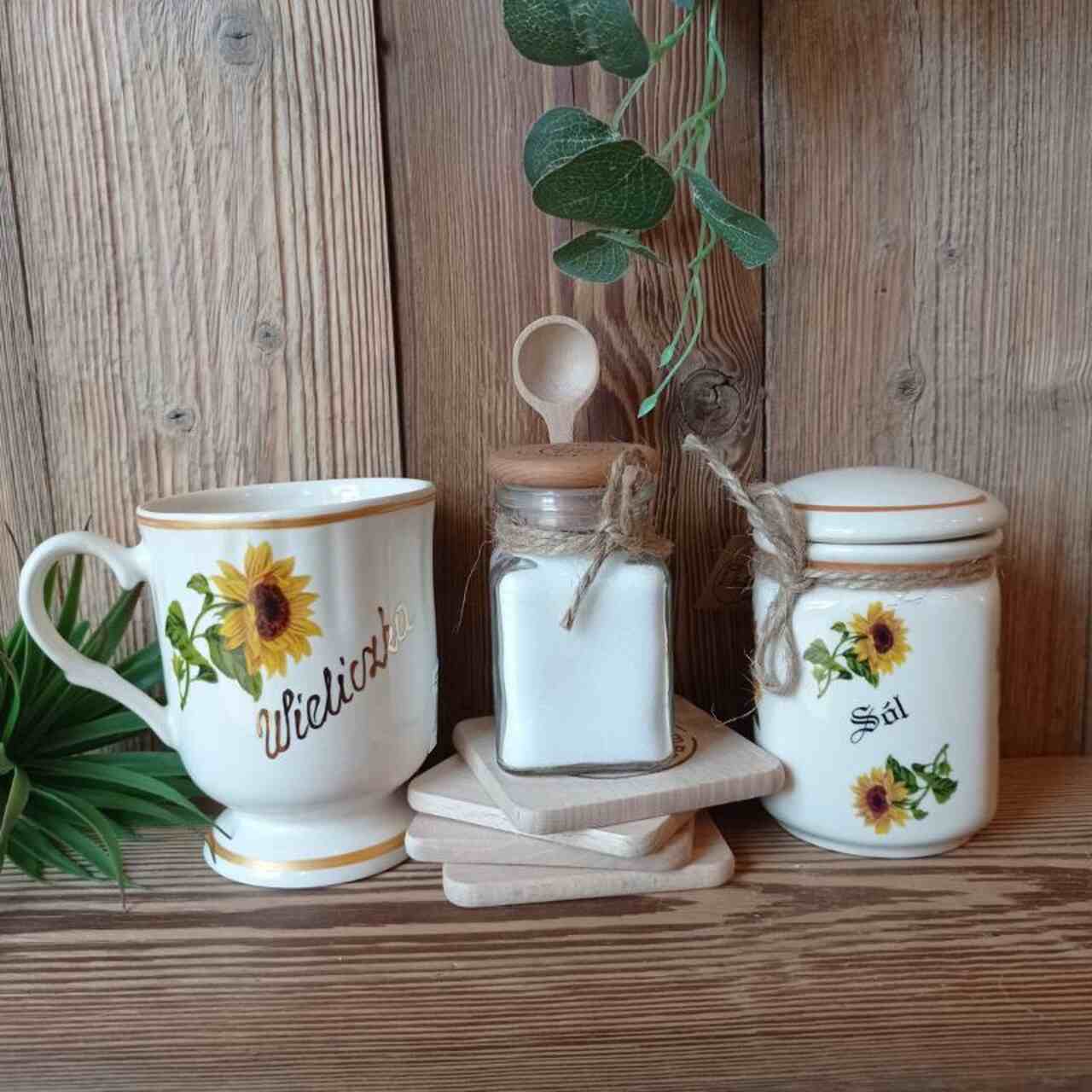 Zestaw kuchenny Słoneczniki – ceramiczny kubek, pojemnik na sól, sól w słoiczku, podstawki drewniane Wieliczka - obrazek 7