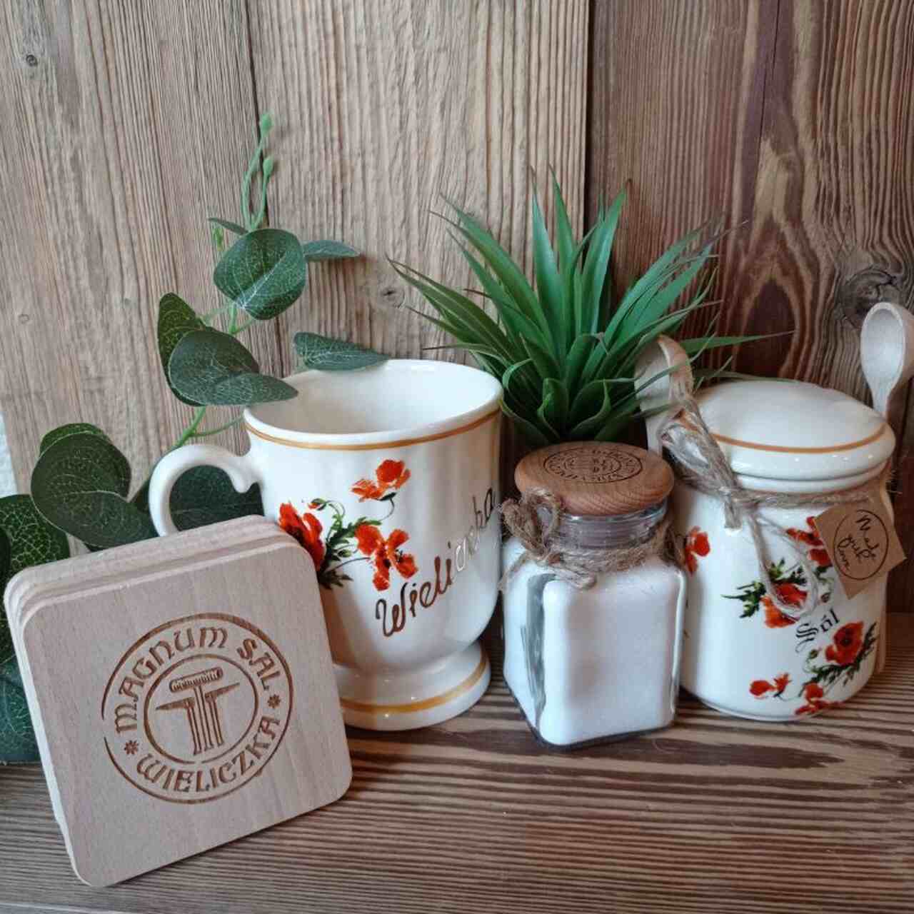Zestaw kuchenny Maki – ceramiczny kubek, pojemnik na sól, sól w słoiczku, podstawki drewniane Wieliczka