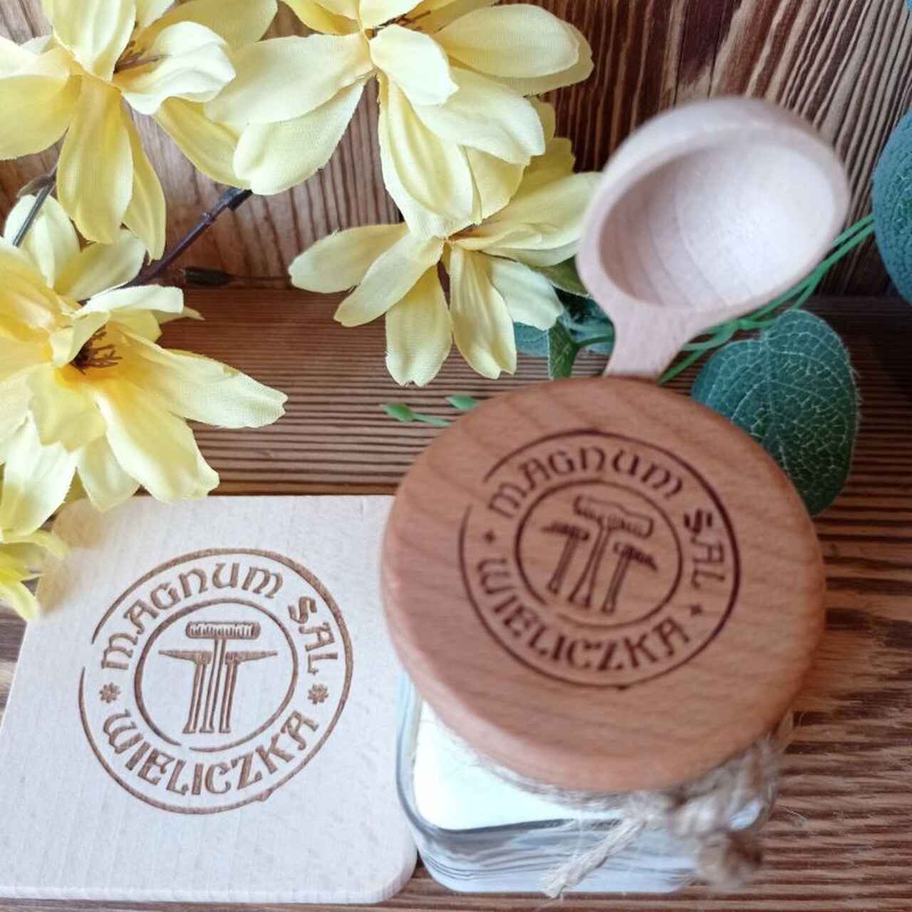 Zestaw kuchenny Maki – ceramiczny kubek, pojemnik na sól, sól w słoiczku, podstawki drewniane Wieliczka - obrazek 4