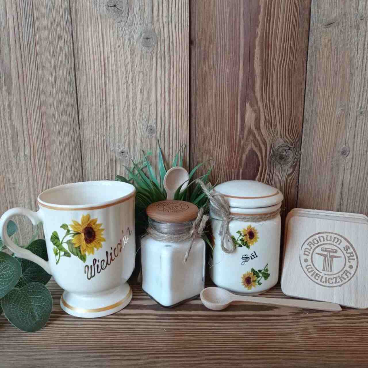 Zestaw kuchenny Słoneczniki – ceramiczny kubek, pojemnik na sól, sól w słoiczku, podstawki drewniane Wieliczka