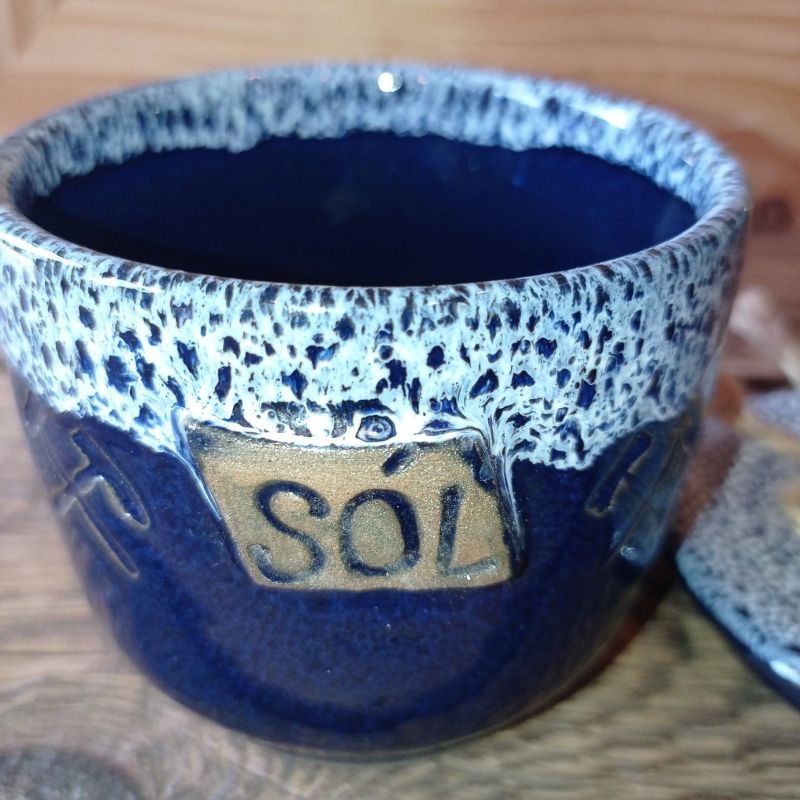 Zestaw ręcznie robiony ceramiczny „Solny szafirowy” – solniczka, kubek, kieliszek na jajko - obrazek 2