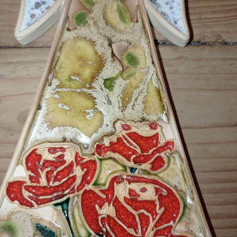 Anioł ceramiczny wiszący kwiatowy motyw róży #2 wysokość ok. 22 cm - obrazek 2