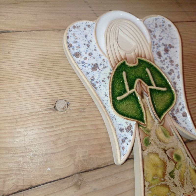 Anioł ceramiczny wiszący kwiatowy motyw róży #2 wysokość ok. 22 cm - obrazek 4