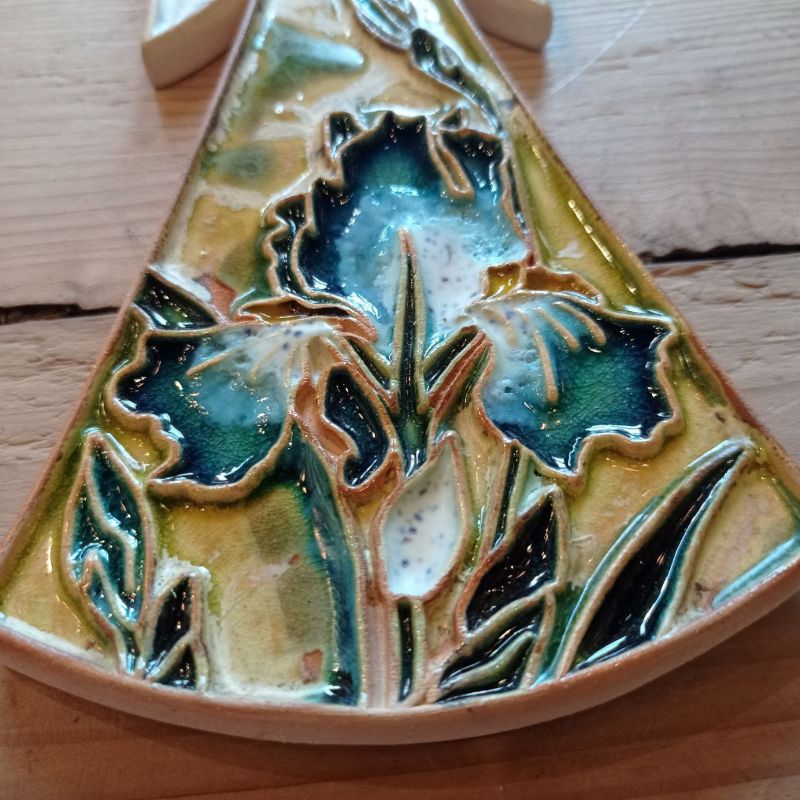 Anioł ceramiczny wiszący kwiatowy motyw irys #1 wysokość ok. 22cm - obrazek 4