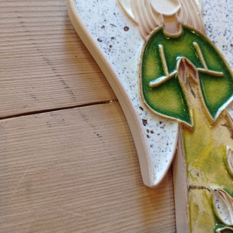 Anioł ceramiczny wiszący kwiatowy motyw magnolia wysokość ok. 26 cm - obrazek 4