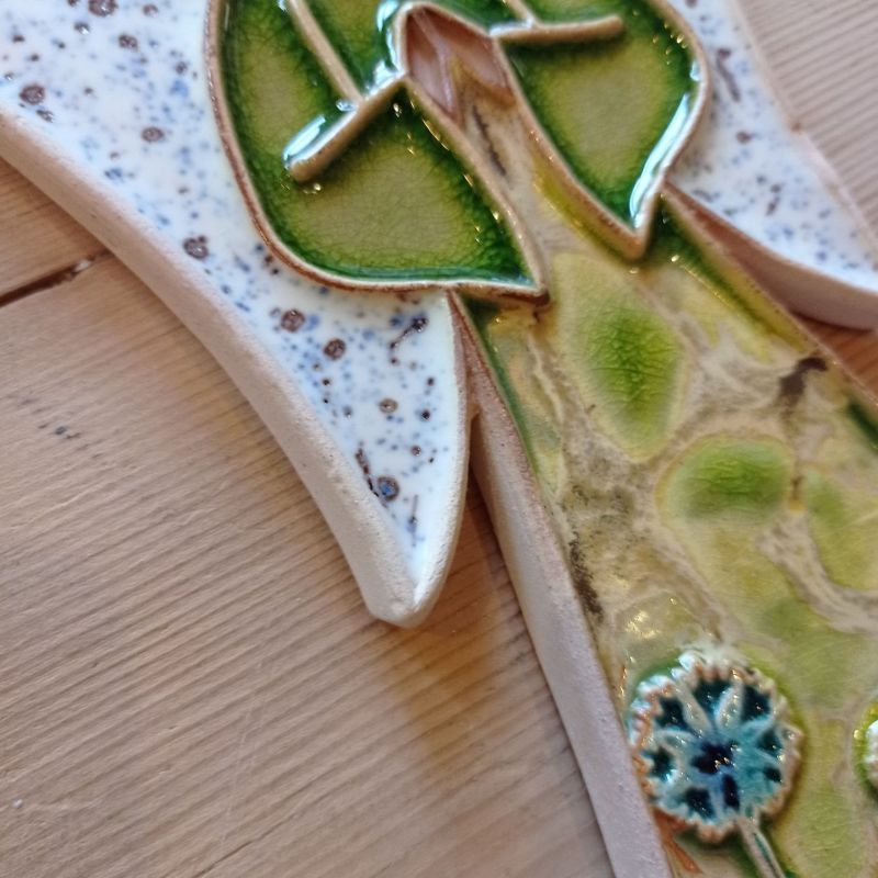 Anioł ceramiczny wiszący kwiatowy motyw chabry #1 wysokość ok. 26 cm - obrazek 4