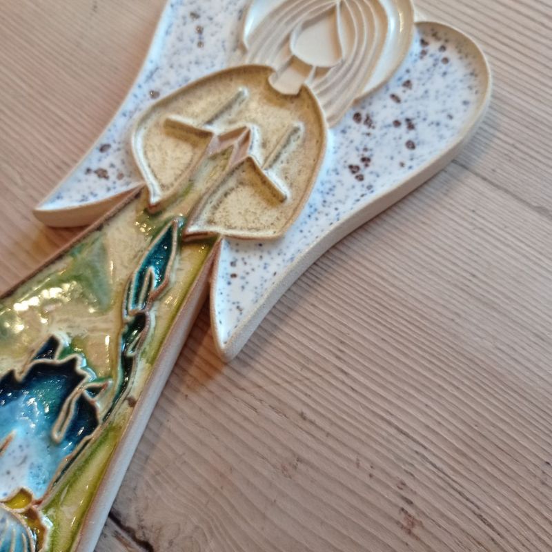 Anioł ceramiczny wiszący kwiatowy motyw irys #1 wysokość ok. 22cm - obrazek 3