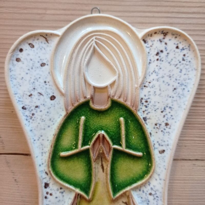 Anioł ceramiczny wiszący kwiatowy motyw magnolia wysokość ok. 26 cm - obrazek 2