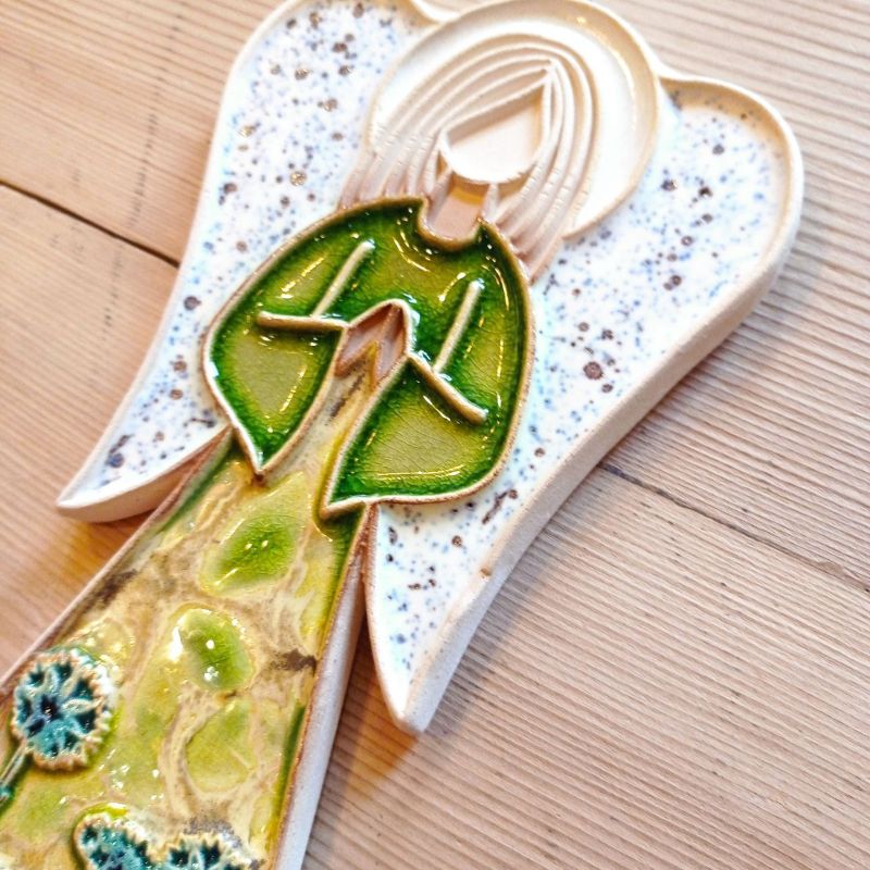 Anioł ceramiczny wiszący kwiatowy motyw chabry #1 wysokość ok. 26 cm - obrazek 3