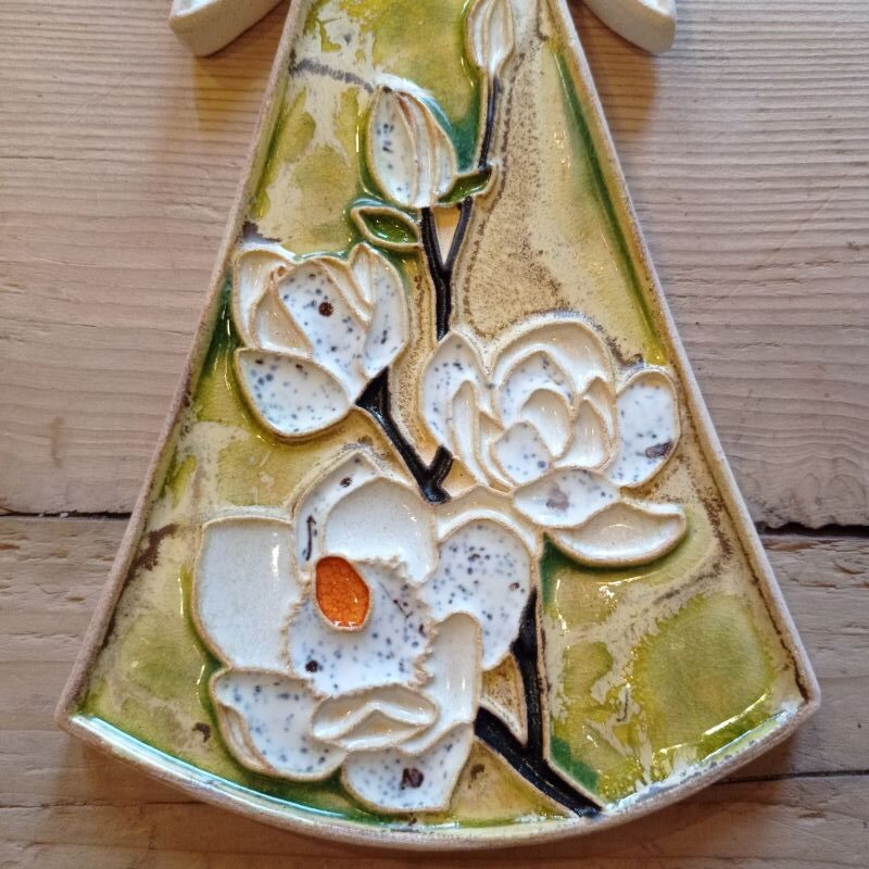 Anioł ceramiczny wiszący kwiatowy motyw magnolia wysokość ok. 26 cm - obrazek 3