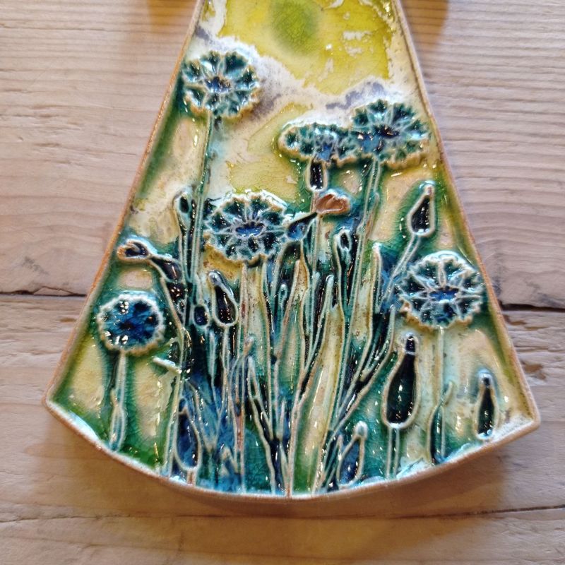 Anioł ceramiczny wiszący kwiatowy motyw chabry #2 wysokość ok. 22cm - obrazek 2